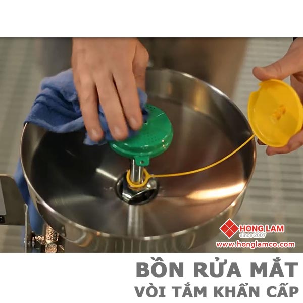 Rửa mắt bằng nước đảm bảo an toàn để tránh thương tích